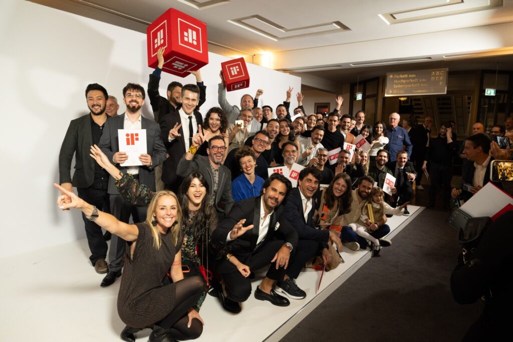Entre os projetos brasileiros premiados, dois receberam o cobiçado iF Gold Award:​ Identidade Visual do Mercado Novo: Desenvolvida pelo escritório Greco Design, a nova identidade do Mercado Novo, em Belo Horizonte, destaca-se por sua flexibilidade e conexão com elementos arquitetônicos locais, como os cobogós.​ Luminária Portátil Jazz B: Criada pela Lumini, a luminária é inspirada no jazz, combinando madeira maciça e alumínio em um design que remete à tipologia clássica de uma vela.​ O CEO do iF, Uwe Cremering, destacou a criatividade e inovação dos designers brasileiros, que combinam elementos tradicionais com técnicas modernas, resultando em criações únicas e impactantes.