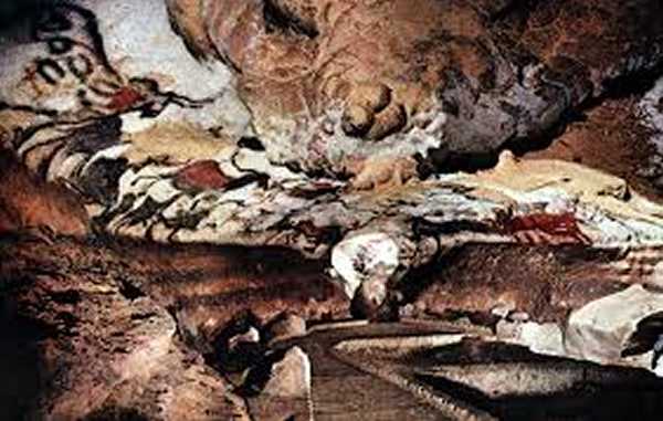 Pintura rupestre de Lascaux, c. 15000-10000 aC. A disposição aleatória e a escala variável denotam falta de estrutura e sequência dos povos pré-históricos no registro de suas experiências. Fonte: MEGGS, Philip B (2009, p. 18). História do Design Gráfico.