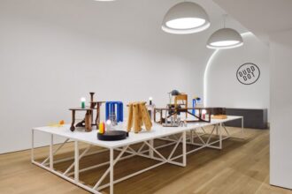 Design, Inovação e Herança na Comemoração dos 20 Anos da Mesa Strut da Blu Dot
