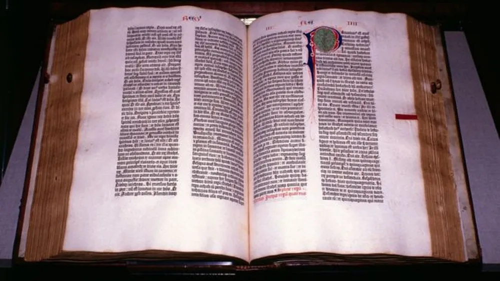 A prensa e a Bíblia de Gutenberg de 1450 mudaram a forma como acessamos informação — Foto: Getty Images via BBC